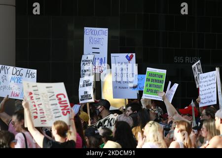 Plus d'un millier de manifestants se sont déversés dans la rue vendredi après-midi, 24 juin 2022, devant le palais de justice fédéral de Houston, au Texas, pour exprimer leur résistance à la décision de la Cour suprême rendue plus tôt dans la journée. Les Texans sont particulièrement vulnérables après le renversement de Roe c. Wade en raison d'un projet de loi sur le sénat de l'État qui va interdire complètement les avortements dans tout le Texas. (Photo de Reginald Mathalone/NurPhoto) Banque D'Images