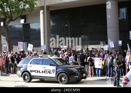 Plus d'un millier de manifestants se sont déversés dans la rue vendredi après-midi, 24 juin 2022, devant le palais de justice fédéral de Houston, au Texas, pour exprimer leur résistance à la décision de la Cour suprême rendue plus tôt dans la journée. Les Texans sont particulièrement vulnérables après le renversement de Roe c. Wade en raison d'un projet de loi sur le sénat de l'État qui va interdire complètement les avortements dans tout le Texas. (Photo de Reginald Mathalone/NurPhoto) Banque D'Images