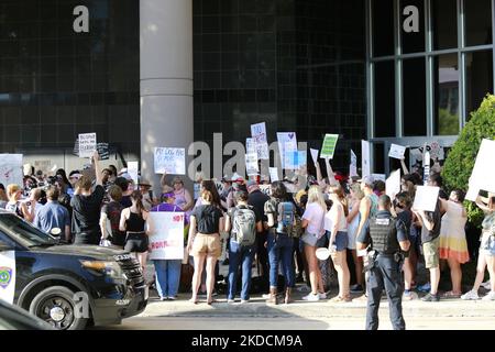 Plus d'un millier de manifestants se sont déversés dans la rue vendredi après-midi, 24 juin 2022, devant le palais de justice fédéral de Houston, au Texas, pour exprimer leur résistance à la décision de la Cour suprême rendue plus tôt dans la journée. Les Texans sont particulièrement vulnérables après le renversement de Roe c. Wade en raison d'un projet de loi sur le sénat de l'État qui va interdire complètement les avortements dans tout le Texas. (Photo de Reginald Mathalone/NurPhoto) Banque D'Images