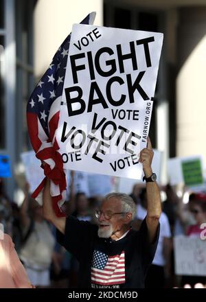 Plus d'un millier de manifestants se sont déversés dans la rue vendredi après-midi, 24 juin 2022, devant le palais de justice fédéral de Houston, au Texas, pour exprimer leur résistance à la décision de la Cour suprême rendue plus tôt dans la journée. Les Texans sont particulièrement vulnérables après le renversement de Roe c. Wade en raison d'un projet de loi sur le sénat de l'État qui va interdire complètement les avortements dans tout le Texas. (Photo de Reginald Mathalone/NurPhoto) Banque D'Images