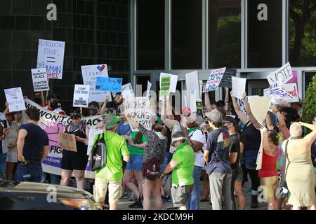 Plus d'un millier de manifestants se sont déversés dans la rue vendredi après-midi, 24 juin 2022, devant le palais de justice fédéral de Houston, au Texas, pour exprimer leur résistance à la décision de la Cour suprême rendue plus tôt dans la journée. Les Texans sont particulièrement vulnérables après le renversement de Roe c. Wade en raison d'un projet de loi sur le sénat de l'État qui va interdire complètement les avortements dans tout le Texas. (Photo de Reginald Mathalone/NurPhoto) Banque D'Images