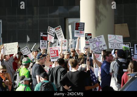 Plus d'un millier de manifestants se sont déversés dans la rue vendredi après-midi, 24 juin 2022, devant le palais de justice fédéral de Houston, au Texas, pour exprimer leur résistance à la décision de la Cour suprême rendue plus tôt dans la journée. Les Texans sont particulièrement vulnérables après le renversement de Roe c. Wade en raison d'un projet de loi sur le sénat de l'État qui va interdire complètement les avortements dans tout le Texas. (Photo de Reginald Mathalone/NurPhoto) Banque D'Images