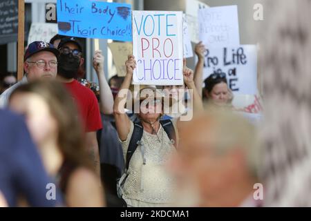 Plus d'un millier de manifestants se sont déversés dans la rue vendredi après-midi, 24 juin 2022, devant le palais de justice fédéral de Houston, au Texas, pour exprimer leur résistance à la décision de la Cour suprême rendue plus tôt dans la journée. Les Texans sont particulièrement vulnérables après le renversement de Roe c. Wade en raison d'un projet de loi sur le sénat de l'État qui va interdire complètement les avortements dans tout le Texas. (Photo de Reginald Mathalone/NurPhoto) Banque D'Images