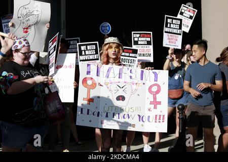 Plus d'un millier de manifestants se sont déversés dans la rue vendredi après-midi, 24 juin 2022, devant le palais de justice fédéral de Houston, au Texas, pour exprimer leur résistance à la décision de la Cour suprême rendue plus tôt dans la journée. Les Texans sont particulièrement vulnérables après le renversement de Roe c. Wade en raison d'un projet de loi sur le sénat de l'État qui va interdire complètement les avortements dans tout le Texas. (Photo de Reginald Mathalone/NurPhoto) Banque D'Images