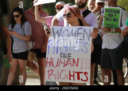 Plus d'un millier de manifestants se sont déversés dans la rue vendredi après-midi, 24 juin 2022, devant le palais de justice fédéral de Houston, au Texas, pour exprimer leur résistance à la décision de la Cour suprême rendue plus tôt dans la journée. Les Texans sont particulièrement vulnérables après le renversement de Roe c. Wade en raison d'un projet de loi sur le sénat de l'État qui va interdire complètement les avortements dans tout le Texas. (Photo de Reginald Mathalone/NurPhoto) Banque D'Images