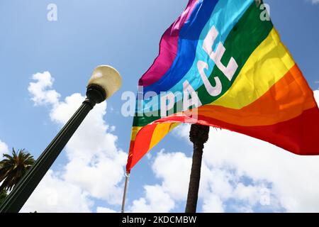 Un drapeau arc-en-ciel vole pendant le Marcha do Orgulho LGBTI+ (fierté mars) 2022 à Porto, Portugal sur 25 juin 2022. (Photo par Emmanuele Contini/NurPhoto) Banque D'Images