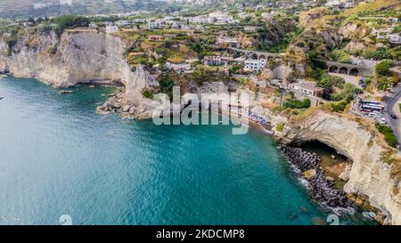 Vue sur le célèbre et pittoresque village de Sant'Angelo à Ischia, en Italie, sur 25 juin 2022. (Photo de Manuel Romano/NurPhoto) Banque D'Images