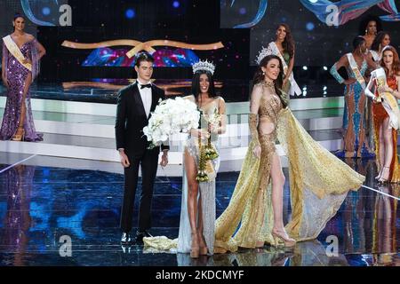 Gagnante Miss Philippines Fuschia Anne Ravena (C) et autres participants au concours de beauté transgenre Miss International Queen 2022 à Pattaya, province de Chonburi, Thaïlande, 25 juin 2022. (Photo par Anusak Laowilas/NurPhoto) Banque D'Images