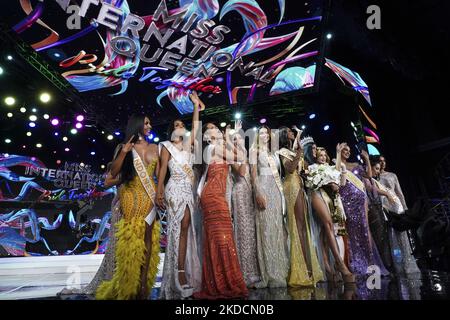 Gagnante Miss Philippines Fuschia Anne Ravena et d'autres participants au concours de beauté transgenre Miss International Queen 2022 à Pattaya, province de Chonburi, Thaïlande, 25 juin 2022. (Photo par Anusak Laowilas/NurPhoto) Banque D'Images