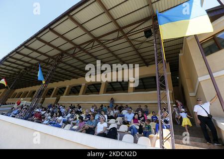 Les Ukrainiens regardent les cavaliers avec des chevaux pendant une saison d'ouverture d'été de horserace, dans le cadre de l'invasion de l'Ukraine par la Russie, à l'hippodrome d'Odesa, Ukraine le 25 juin 2022. (Photo par STR/NurPhoto) Banque D'Images