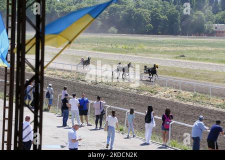 Les Ukrainiens regardent les cavaliers avec des chevaux pendant une saison d'ouverture d'été de horserace, dans le cadre de l'invasion de l'Ukraine par la Russie, à l'hippodrome d'Odesa, Ukraine le 25 juin 2022. (Photo par STR/NurPhoto) Banque D'Images