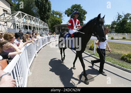 Les Ukrainiens regardent les cavaliers avec des chevaux pendant une saison d'ouverture d'été de horserace, dans le cadre de l'invasion de l'Ukraine par la Russie, à l'hippodrome d'Odesa, Ukraine le 25 juin 2022. (Photo par STR/NurPhoto) Banque D'Images