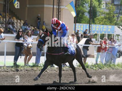 Un cavalier avec son cheval prend part à une saison d'équitation d'été qui s'ouvre, dans le cadre de l'invasion de l'Ukraine par la Russie, à l'hippodrome d'Odesa, en Ukraine, le 25 juin 2022. (Photo par STR/NurPhoto) Banque D'Images