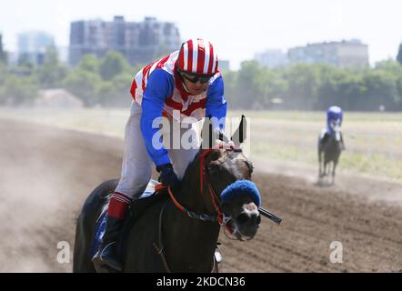 Un cavalier avec son cheval prend part à une saison d'équitation d'été qui s'ouvre, dans le cadre de l'invasion de l'Ukraine par la Russie, à l'hippodrome d'Odesa, en Ukraine, le 25 juin 2022. (Photo par STR/NurPhoto) Banque D'Images