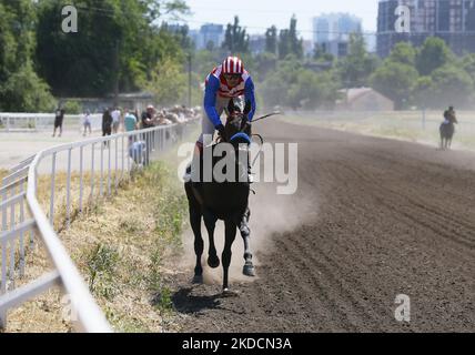 Un cavalier avec son cheval prend part à une saison d'équitation d'été qui s'ouvre, dans le cadre de l'invasion de l'Ukraine par la Russie, à l'hippodrome d'Odesa, en Ukraine, le 25 juin 2022. (Photo par STR/NurPhoto) Banque D'Images