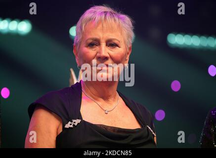 05 novembre 2022, Hessen, Francfort-sur-le-main: Renate Stecher, ancienne athlète de piste et de terrain, se tient pendant le ballon de presse sportif allemand de 40th sous la devise '40 balles pour Francfort. Unique en Allemagne » dans l'Alte Oper pour l'hommage aux légendes du sport sur scène. Photo: Sebastian Gollnow/dpa Banque D'Images