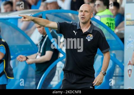 L'entraîneur-chef de Sotchi Vadim Garanin gestes pendant le MATCH de pré-saison de la COUPE Premier DU PARI entre Zenit Saint-Pétersbourg et Sotchi sur 25 juin 2022 au stade Smena à Saint-Pétersbourg, Russie. (Photo de Mike Kireev/NurPhoto) Banque D'Images