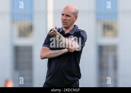 L'entraîneur-chef de Sotchi Vadim Garanin gestuelle pendant l'échauffement avant le match de pré-saison de la COUPE Premier DU PARI entre Zenit Saint-Pétersbourg et Sotchi sur 25 juin 2022 au stade Smena à Saint-Pétersbourg, Russie. (Photo de Mike Kireev/NurPhoto) Banque D'Images