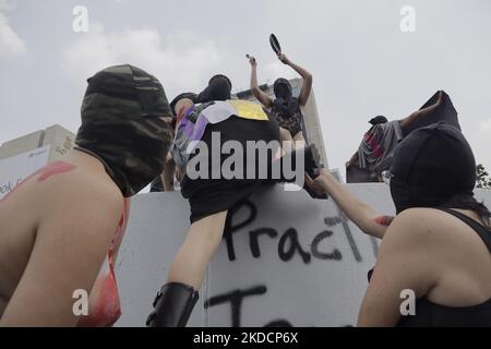 Les membres de Frente Radikal Sexodisidente et la Tianguis Disidente, manifestent contre la Marche de la fierté LGBTTTIQA+ à la Glorieta de los Insurgentes à Mexico, dans le rejet de la commercialisation et la perte de respect pour toutes les personnes de cette communauté en raison du faux bombardement de la publicité amicale et du manque de lutte pour éliminer la discrimination, l'homophobie et la transphobie sous toutes ses formes. (Photo de Gerardo Vieyra/NurPhoto) Banque D'Images