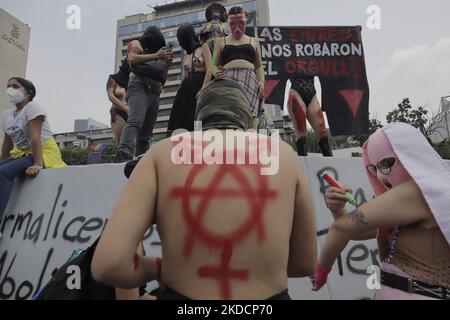 Les membres de Frente Radikal Sexodisidente et la Tianguis Disidente, manifestent contre la Marche de la fierté LGBTTTIQA+ à la Glorieta de los Insurgentes à Mexico, dans le rejet de la commercialisation et la perte de respect pour toutes les personnes de cette communauté en raison du faux bombardement de la publicité amicale et du manque de lutte pour éliminer la discrimination, l'homophobie et la transphobie sous toutes ses formes. (Photo de Gerardo Vieyra/NurPhoto) Banque D'Images