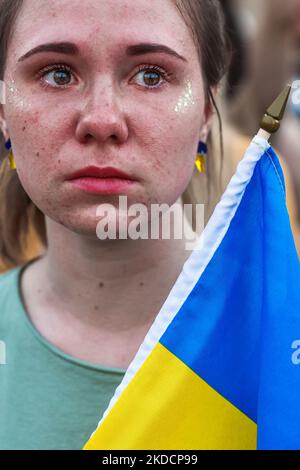 Une jeune femme porte un drapeau ukrainien lors d'une manifestation sur la place principale en soutien aux défenseurs du régiment d'Azovstal 4308 qui sont actuellement en captivité russe. Cracovie, Pologne sur 25 juin 2022. Des rassemblements pacifiques ont été organisés dans le monde entier pour soutenir plus de 2 500 prisonniers de guerre azovstal. Le Régiment Azov faisait partie des unités ukrainiennes qui ont défendu les aciéries de la ville de Marioupol pendant près de trois mois avant de se rendre en mai sous des attaques russes incessantes du sol, de la mer et de l'air. (Photo de Beata Zawrzel/NurPhoto) Banque D'Images