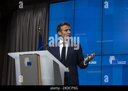 Emmanuel Macron le Président de la République de France s'entretient avec les médias et répond aux questions des journalistes lors d'une conférence de presse conjointe avec Charles Michel le Président du Conseil européen et Ursula von der Leyen le Président de la Commission européenne après le sommet UE-Balkans occidentaux avec le principal Thème l'élargissement de l'Union européenne sur les Balkans occidentaux et le Conseil européen et Eurosommet suivants. Les négociations d'élargissement de l'UE ont échoué pour les six pays des Balkans, à savoir l'Albanie, la Bosnie, le Kosovo, le Monténégro, la Macédoine du Nord et la Serbie, mais l'Ukraine et la Moldavie ont tous deux été acceptées avec succès Banque D'Images