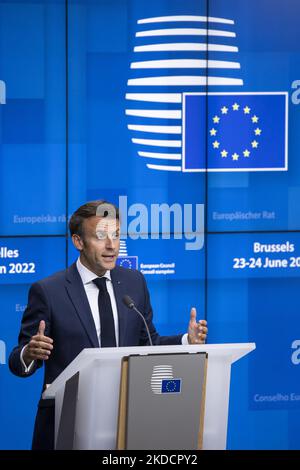 Emmanuel Macron le Président de la République de France s'entretient avec les médias et répond aux questions des journalistes lors d'une conférence de presse conjointe avec Charles Michel le Président du Conseil européen et Ursula von der Leyen le Président de la Commission européenne après le sommet UE-Balkans occidentaux avec le principal Thème l'élargissement de l'Union européenne sur les Balkans occidentaux et le Conseil européen et Eurosommet suivants. Les négociations d'élargissement de l'UE ont échoué pour les six pays des Balkans, à savoir l'Albanie, la Bosnie, le Kosovo, le Monténégro, la Macédoine du Nord et la Serbie, mais l'Ukraine et la Moldavie ont tous deux été acceptées avec succès Banque D'Images