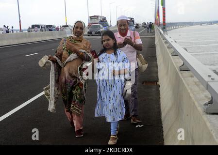 Les gens traversent le pont polyvalent Padma le jour de l'ouverture à la périphérie de Munshiganj, Dhaka, au Bangladesh, sur 26 juin 2022. (Photo par Mamunur Rashid/NurPhoto) Banque D'Images