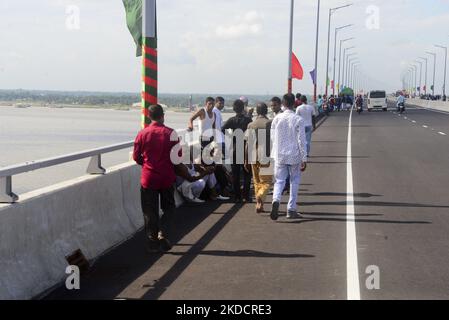 Les gens traversent le pont polyvalent Padma le jour de l'ouverture à la périphérie de Munshiganj, Dhaka, au Bangladesh, sur 26 juin 2022. (Photo par Mamunur Rashid/NurPhoto) Banque D'Images