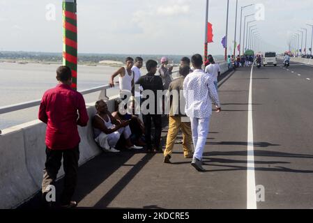 Les gens traversent le pont polyvalent Padma le jour de l'ouverture à la périphérie de Munshiganj, Dhaka, au Bangladesh, sur 26 juin 2022. (Photo par Mamunur Rashid/NurPhoto) Banque D'Images