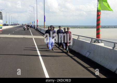 Les gens traversent le pont polyvalent Padma le jour de l'ouverture à la périphérie de Munshiganj, Dhaka, au Bangladesh, sur 26 juin 2022. (Photo par Mamunur Rashid/NurPhoto) Banque D'Images