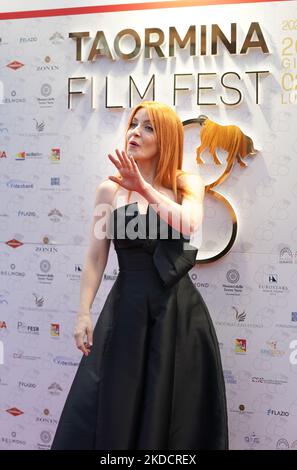 Noemi sur le tapis rouge de l'édition 68th de la Taormina film Fest est présent devant les nombreux fans qui sont venus à Taorminna pour l'événement. 68th Taorminafilmfest, Taormina (ME), Italie - 26 juin 2022 (photo de Gabriele Maricchiolo/NurPhoto) Banque D'Images