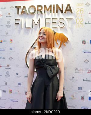 Noemi sur le tapis rouge de l'édition 68th de la Taormina film Fest est présent devant les nombreux fans qui sont venus à Taorminna pour l'événement. 68th Taorminafilmfest, Taormina (ME), Italie - 26 juin 2022 (photo de Gabriele Maricchiolo/NurPhoto) Banque D'Images