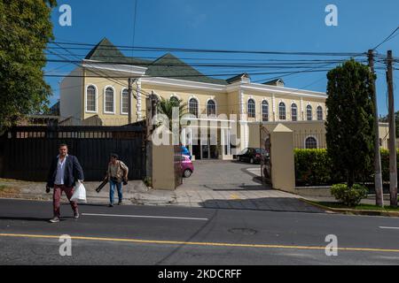 San Salvador, San Salvador, El Salvador - 24 octobre 2022 : deux journalistes latino-masculins avec un microphone, un trépied et une caméra Cross une Avenue à Front o Banque D'Images