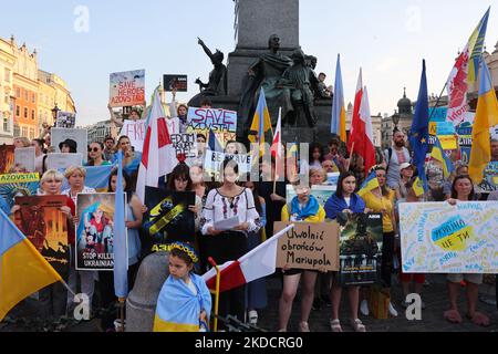 Les gens participent au 'Rallye international pour la paix de Marioupol Defenders' à Cracovie, en Pologne, sur 25 juin 2022. Des manifestants se sont rassemblés dans certaines villes du monde entier pour soutenir les défenseurs ukrainiens d'Azovstal à Marioupol. (Photo de Jakub Porzycki/NurPhoto) Banque D'Images