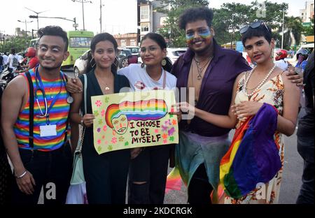 Les membres du groupe transgenre et LGBT sont vus sur la route à l'occasion de leur Rainbow Pride Walk pour montrer la présence de leur communauté dans la société dans la capitale de l'État indien de l'est, Odisha, Bhubaneswar. (Photo par STR/NurPhoto) Banque D'Images