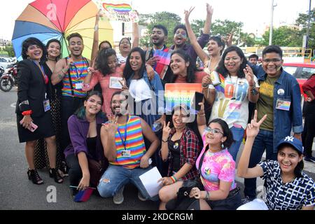 Les membres du groupe transgenre et LGBT sont vus sur la route à l'occasion de leur Rainbow Pride Walk pour montrer la présence de leur communauté dans la société dans la capitale de l'État indien de l'est, Odisha, Bhubaneswar. (Photo par STR/NurPhoto) Banque D'Images