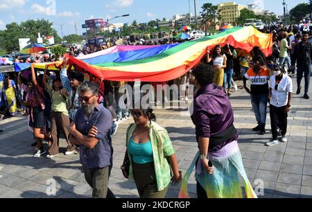 Les membres du groupe transgenre et LGBT sont vus sur la route à l'occasion de leur Rainbow Pride Walk pour montrer la présence de leur communauté dans la société dans la capitale de l'État indien de l'est, Odisha, Bhubaneswar. (Photo par STR/NurPhoto) Banque D'Images