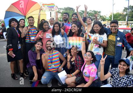 Les membres du groupe transgenre et LGBT sont vus sur la route à l'occasion de leur Rainbow Pride Walk pour montrer la présence de leur communauté dans la société dans la capitale de l'État indien de l'est, Odisha, Bhubaneswar. (Photo par STR/NurPhoto) Banque D'Images