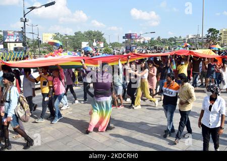 Les membres du groupe transgenre et LGBT sont vus sur la route à l'occasion de leur Rainbow Pride Walk pour montrer la présence de leur communauté dans la société dans la capitale de l'État indien de l'est, Odisha, Bhubaneswar. (Photo par STR/NurPhoto) Banque D'Images