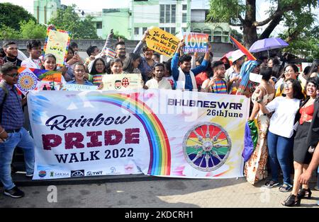 Les membres du groupe transgenre et LGBT sont vus sur la route à l'occasion de leur Rainbow Pride Walk pour montrer la présence de leur communauté dans la société dans la capitale de l'État indien de l'est, Odisha, Bhubaneswar. (Photo par STR/NurPhoto) Banque D'Images