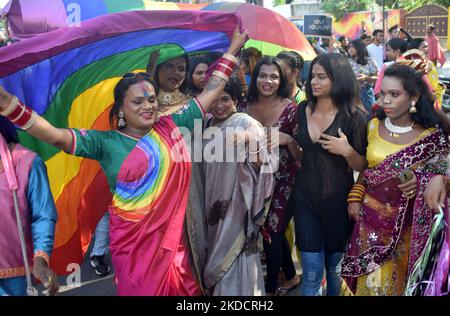 Les membres du groupe transgenre et LGBT sont vus sur la route à l'occasion de leur Rainbow Pride Walk pour montrer la présence de leur communauté dans la société dans la capitale de l'État indien de l'est, Odisha, Bhubaneswar. (Photo par STR/NurPhoto) Banque D'Images