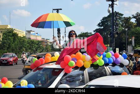 Les membres du groupe transgenre et LGBT sont vus sur la route à l'occasion de leur Rainbow Pride Walk pour montrer la présence de leur communauté dans la société dans la capitale de l'État indien de l'est, Odisha, Bhubaneswar. (Photo par STR/NurPhoto) Banque D'Images