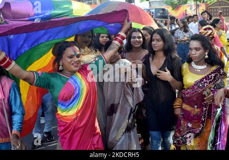 Les membres du groupe transgenre et LGBT sont vus sur la route à l'occasion de leur Rainbow Pride Walk pour montrer la présence de leur communauté dans la société dans la capitale de l'État indien de l'est, Odisha, Bhubaneswar. (Photo par STR/NurPhoto) Banque D'Images