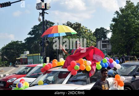 Les membres du groupe transgenre et LGBT sont vus sur la route à l'occasion de leur Rainbow Pride Walk pour montrer la présence de leur communauté dans la société dans la capitale de l'État indien de l'est, Odisha, Bhubaneswar. (Photo par STR/NurPhoto) Banque D'Images