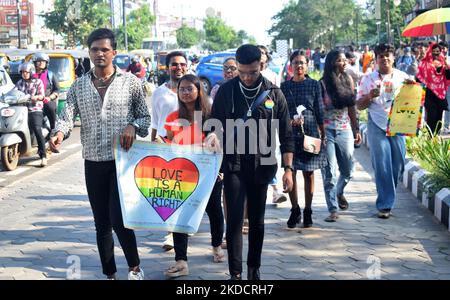 Les membres du groupe transgenre et LGBT sont vus sur la route à l'occasion de leur Rainbow Pride Walk pour montrer la présence de leur communauté dans la société dans la capitale de l'État indien de l'est, Odisha, Bhubaneswar. (Photo par STR/NurPhoto) Banque D'Images