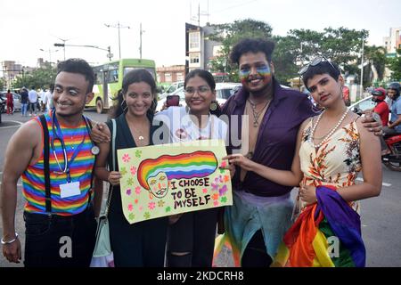 Les membres du groupe transgenre et LGBT sont vus sur la route à l'occasion de leur Rainbow Pride Walk pour montrer la présence de leur communauté dans la société dans la capitale de l'État indien de l'est, Odisha, Bhubaneswar. (Photo par STR/NurPhoto) Banque D'Images