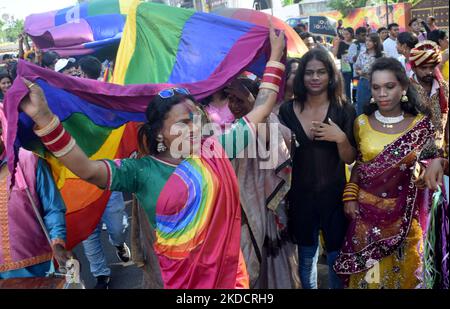 Les membres du groupe transgenre et LGBT sont vus sur la route à l'occasion de leur Rainbow Pride Walk pour montrer la présence de leur communauté dans la société dans la capitale de l'État indien de l'est, Odisha, Bhubaneswar. (Photo par STR/NurPhoto) Banque D'Images