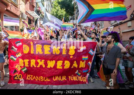 Les participants crient des slogans de la marche de la communauté LGBTQ lors du défilé de la fierté gay à Istanbul, sur 26 juin 2022. Le bureau du gouverneur avait interdit la marche autour de la place Taksim au cœur d'Istanbul, mais les manifestants se sont rassemblés à proximité sous une forte présence policière plus tôt que prévu. (Photo par Emrah Oprukcu/NurPhoto) Banque D'Images