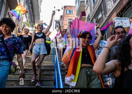 Les participants crient des slogans de la marche de la communauté LGBTQ lors du défilé de la fierté gay à Istanbul, sur 26 juin 2022. Le bureau du gouverneur avait interdit la marche autour de la place Taksim au cœur d'Istanbul, mais les manifestants se sont rassemblés à proximité sous une forte présence policière plus tôt que prévu. (Photo par Emrah Oprukcu/NurPhoto) Banque D'Images